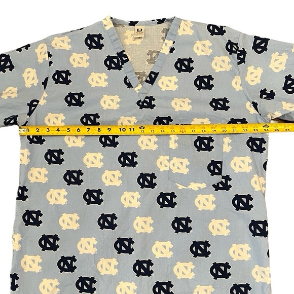🩵 University of North Carolina Tarheels Scrubs Shirt | Uniform Shirt | Large - Picture 5 of 6